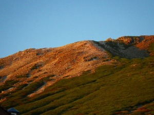 夕陽に染まる白山